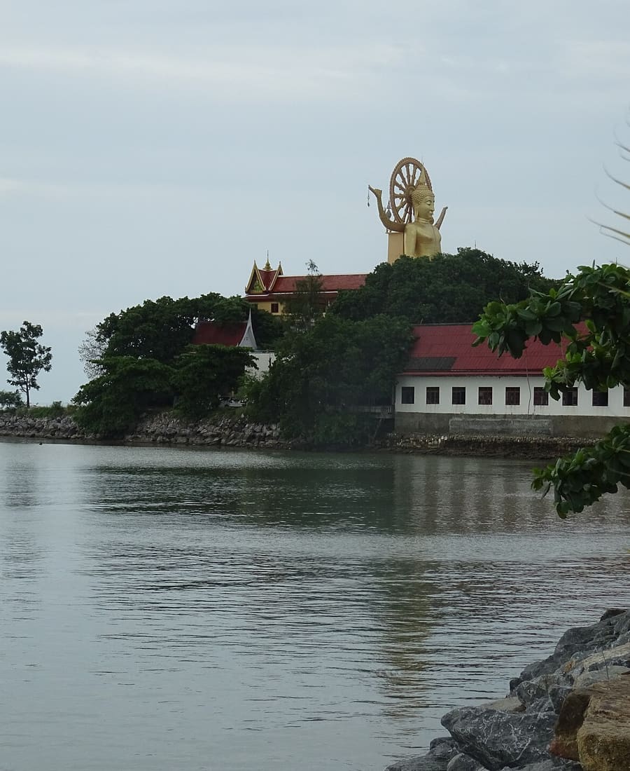 Tempel mit Big Buddha auf einer kleinen Insel am Meer